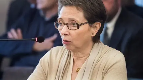 ERE en Andaluc&iacute;a. La exconsejera Carmen Mart&iacute;nez Aguayo entra en la c&aacute;rcel para cumplir su condena