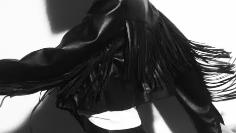 Vaya chaqueta que saca Pull and Bear estilo sioux con la que todas te mirar&aacute;n