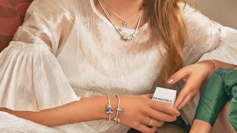 Los pendientes de fiesta de doble aro de Pandora que arrasan en Amazon por su precio