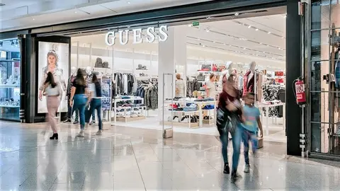 La chaqueta de Guess todoterreno, perfecta para el d&iacute;a a d&iacute;a disponible en 5 colores