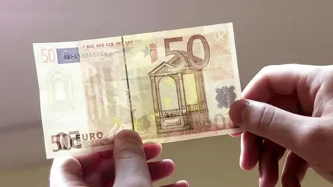 As&iacute; fabrica billetes falsos en un piso en Granada. Le espera una buena temporada en la c&aacute;rcel
