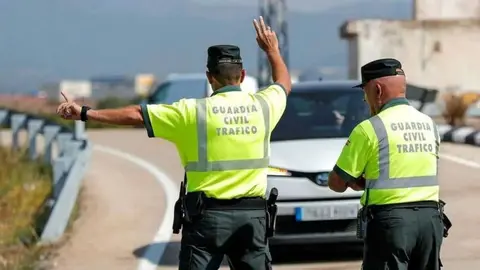 Da positivo en un control de alcoholemia y acaba atropellando a un agente en C&aacute;diz