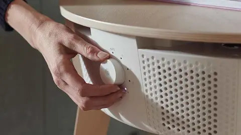 Mesa con purificador aire STARKVID de Ikea