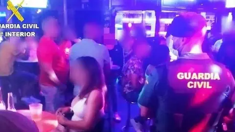 Lo pillan con hach&iacute;s cerca de un local de ocio de Almer&iacute;a. As&iacute; intenta zafarse de la Guardia Civil