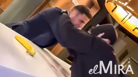 Joaqu&iacute;n siendo atracado por Ceciarmy