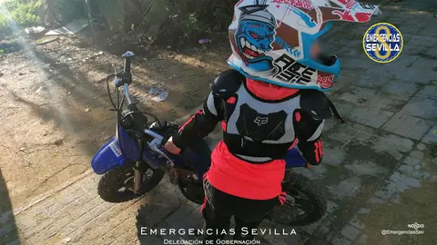 A todo gas con 7 a&ntilde;os por calles de Sevilla con una moto de cross, su regalo de Reyes Magos