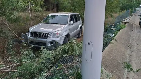 Un coche se sale de la carretera en M&aacute;laga en plena operaci&oacute;n retorno de Navidad
