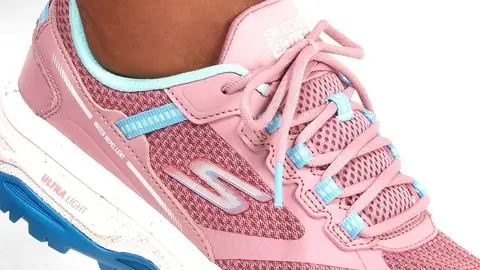 Las zapatillas rosas de Adidas y Skechers que se van a agotar los primeros d&iacute;as de rebajas