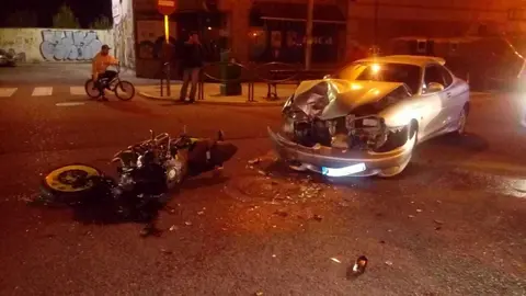 Impactante accidente entre un coche y una moto en Bollullos (Huelva). Varios j&oacute;venes afectados