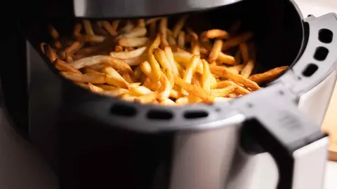 La freidora de aire XL que arrasa en Lidl capaz de fre&iacute;r un kilo y medio de patatas sin aceite