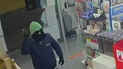 Roban con violencia 2 veces en una misma farmacia de Sevilla en menos de 5 d&iacute;as