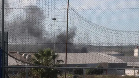 Columna de humo de la nave incendiada en Jerez