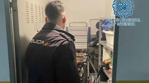 Un agente de la Polic&iacute;a Nacional de Jerez revisando uno de los trasteros