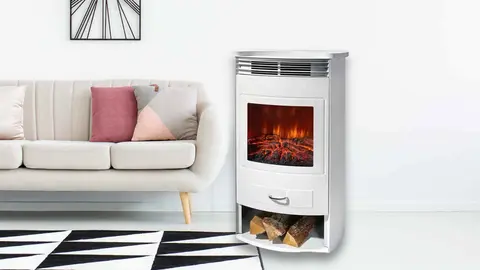 La chimenea con efecto de le&ntilde;a en llamas para salones blancos de Lidl va hasta a distancia