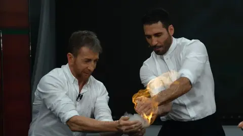 Pablo Motos logra tocar el fuego con Miguel &Aacute;ngel Silvestre y Lali Esp&oacute;sito en El Hormiguero