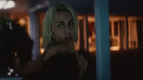 'Flowers' de Miley Cyrus llega a 8 millones de reproducciones en Youtube en menos de 24 horas