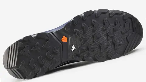 Las zapatillas de mujer que parecen unas botas y repelen el agua est&aacute;n de Rebajas en Decathlon