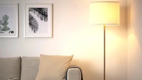 Cambia el look de tu sal&oacute;n: la l&aacute;mpara de pie vintage para personalizar la decoraci&oacute;n de Ikea