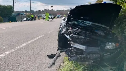 Impactante accidente de tr&aacute;fico en Huelva. Un coche se sale de la carretera