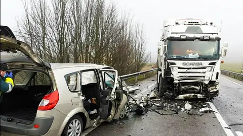 Choque frontal entre un cami&oacute;n y un coche en Huelva. Estas son las consecuencias
