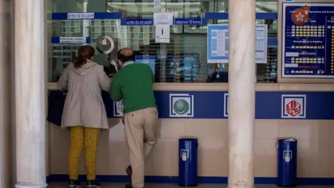 Dos personas en una administraci&oacute;n de loter&iacute;as