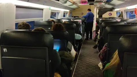 Pasajeros de uno de los AVE afectados