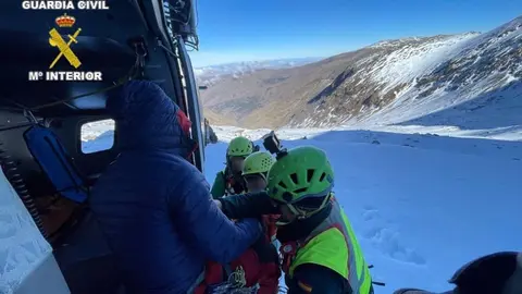 Horas de angustia en Sierra Nevada (Granada). Un monta&ntilde;ero muerto y varios rescatados con vida