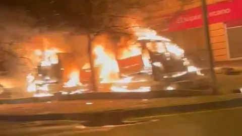 P&aacute;nico en Algeciras. En llamas 10 veh&iacute;culos aparcados en plena calle