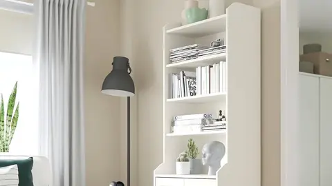 Un sal&oacute;n con mucho estilo con esta estanter&iacute;a de las rebajas de Ikea