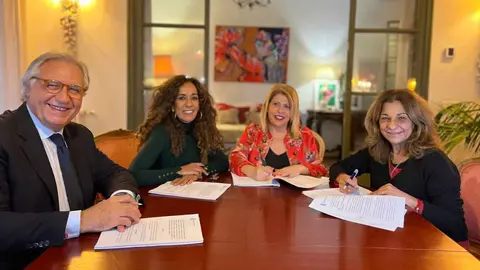 Lolita y Rosario ceden piezas de Lola Flores para su futuro Museo en Jerez