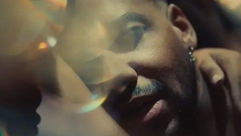 Romeo Santos anuncia que volver&aacute; a ser padre con su nuevo tema 'Solo Conmigo'