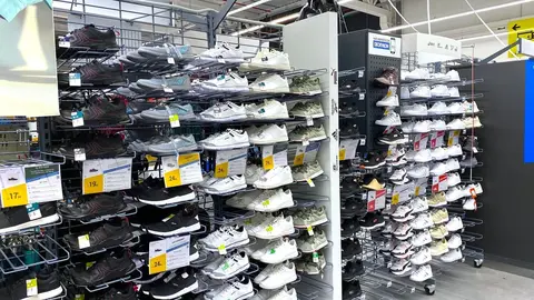 El outlet de Decathlon, hace una rebaja extrema en zapatillas negras de Skechers y Adidas