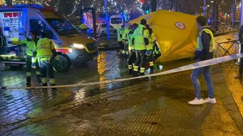 Muere tras sufrir una ca&iacute;da con su moto de reparto en M&aacute;laga. Se investigan las causas