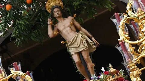 Tomares celebra el d&iacute;a de su patr&oacute;n con la procesi&oacute;n de la imagen restaurada de San Sebasti&aacute;n