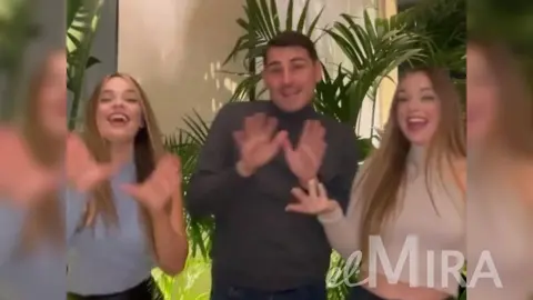 Casillas vuelve a ser viral tras su nuevo v&iacute;deo bailando con las Twin Melody