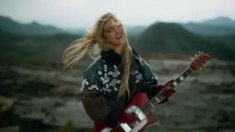 'Un Cl&aacute;sico' El nuevo tema de Ana Mena se desarrolla en el Desierto de Tabernas de Almer&iacute;a