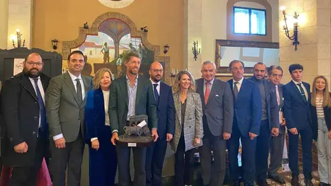 Premiados y autoridades | Foto: Marciano Bre&ntilde;a