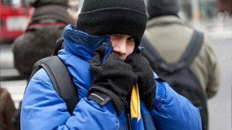 Un joven con fr&iacute;o