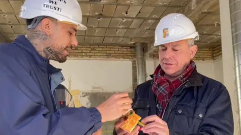 Jos&eacute; Luis Sanz visitando a un joven emprendedor del Pol&iacute;gono Sur