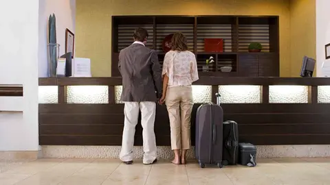 Turistas en un hotel