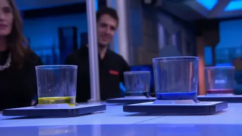 Pablo Motos hace posible levitar objetos con su nuevo experimento en El Hormiguero
