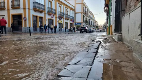 'Riada' en Jerez por la rotura de una tuber&iacute;a en la calle Medina | Foto: Jes&uacute;s Catal&aacute;n para elMIRA.es