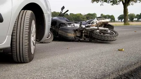 Este es el impactante choque entre una motocicleta y un turismo en Huelva