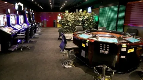 As&iacute; roban con violencia e intimidaci&oacute;n en salones de juego de M&aacute;laga