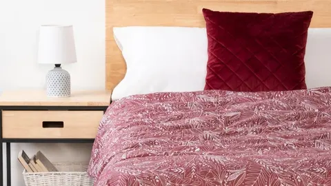 Edred&oacute;n de microfibra TEX BASIC marr&oacute;n de Carrefour