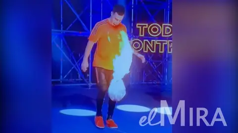 De locos el reto de dar toques con un bal&oacute;n de f&uacute;tbol en llamas que es tendencia en Youtube