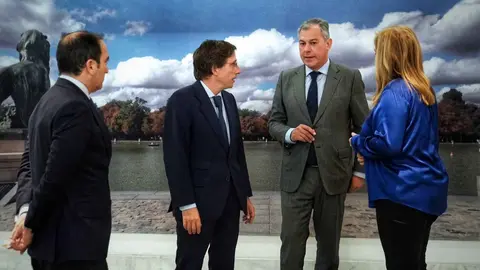 Jos&eacute; Luis Sanz con el alcalde, Jos&eacute; Luis Mart&iacute;nez Almeida, y con la delegada del &Aacute;rea de Seguridad y Emergencias
