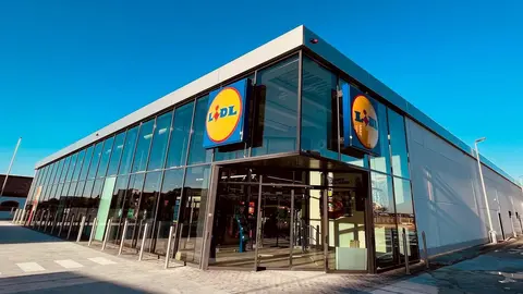 
<p>   JEREZ DE LA FRONTERA (C&Aacute;DIZ), 1 (EUROPA PRESS)</p>
<p>   Lidl abrir&aacute; este jueves, 2 de febrero, su tercera tienda en Jerez de la Frontera (C&aacute;diz), ubicada en la avenida Reina Sof&iacute;a, en la esquina con la calle Ca&ntilde;ada Miraflores, junto al Hospital, que emplear&aacute; a 17 personas, ser&aacute; la m&aacute;s grande de la cadena en este municipio, y para cuya construcci&oacute;n y equipamiento ha invertido m&aacute;s de tres millones de euros.</p>
<p>   La compa&ntilde;&iacute;a ha confiado la ejecuci&oacute;n de la construcci&oacute;n de esta tienda a empresas locales, "en l&iacute;nea con su compromiso con la generaci&oacute;n de riqueza y empleo en la zona", seg&uacute;n ha defendido Lidl en un comunicado.</p>
<p>   Con m&aacute;s de 1.400 metros cuadrados de superficie de ventas y 145 plazas de aparcamiento, el establecimiento sirve para crear 17 puestos de trabajo que se suman a los "cerca de 500 empleados directos" con los que cuenta Lidl en la provincia de C&aacute;diz.</p>
<p>   En el marco de su "compromiso con la sostenibilidad y la reducci&oacute;n de las emisiones de CO2", para esta apertura, adem&aacute;s, la cadena ha puesto en marcha diversas medidas de eficiencia energ&eacute;tica, como iluminaci&oacute;n LED, maquinaria de fr&iacute;o y calor de bajo consumo, una superficie de m&aacute;s de 850 metros cuadrados de paneles fotovoltaicos --que permitir&aacute;n generar en torno al 30% del consumo energ&eacute;tico total del edificio-- y cuatro puntos de recarga para veh&iacute;culos el&eacute;ctricos, seg&uacute;n ha detallado la propia empresa, que ha precisado que el nuevo supermercado contar&aacute; con un horario comercial de 9,00 a 21,30 horas, de lunes a s&aacute;bado.</p>
<p>DEGUSTACI&Oacute;N PARA LA INAUGURACI&Oacute;N</p>
<p>   Aprovechando la jornada de inauguraci&oacute;n de la nueva tienda, Lidl ha organizado una degustaci&oacute;n de productos de la zona, entre los que destacan la pulguita de caballa, mayonesa y pimientos asados, as&iacute; como una "amplia variedad" de aceitunas ali&ntilde;adas y unas tostas de queso fresco de cabra 100% artesano acompa&ntilde;ado con picos y rega&ntilde;&aacute;s de la tierra.</p>
<p>   Adem&aacute;s, hasta el pr&oacute;ximo mi&eacute;rcoles, 8 de febrero, la cadena fomentar&aacute; en el nuevo punto de venta el consumo de art&iacute;culos de diferentes provincias de Andaluc&iacute;a, como vinos, quesos, conservas de pescado, pimientos asados, aceitunas, cervezas, embutidos y patatas fritas artesanas, entre otros.</p>
<p>   Esta acci&oacute;n se enmarca "dentro del compromiso que Lidl mantiene desde hace a&ntilde;os con el desarrollo de la industria agroalimentaria andaluza", seg&uacute;n sostiene la propia empresa, que ha puesto de relieve que, actualmente, con el objetivo de "promover el consumo de productos de la tierra", comercializa m&aacute;s de un centenar de referencias t&iacute;picamente andaluzas en los establecimientos de las ocho provincias bajo el sello 'Muy de aqu&iacute;, muy nuestro', con el que los consumidores pueden identificar el origen de los alimentos al tiempo que "ponen en valor el sector primario andaluz".</p>
<p>   Adicionalmente, la compa&ntilde;&iacute;a compra otras m&aacute;s de 600 referencias en la comunidad que comercializa en sus tiendas de Espa&ntilde;a y Europa.</p>
<p>   Por otro lado, durante la semana del 2 al 8 de febrero, en la nueva tienda de Jerez de la Frontera, la ense&ntilde;a regalar&aacute; tres art&iacute;culos gratuitos --un kilo de pasta vegetal, un pack de palmeritas 'La Cestera' y una botella de dos litros de Ice Tea-- por la realizaci&oacute;n de una compra superior a 40 euros a trav&eacute;s de la app 'Lidl Plus'.</p>
<p>   Lidl est&aacute; presente en C&aacute;diz desde 1997 y, con esta tienda en Jerez de la Frontera, ya cuenta con 21 puntos de ventas operativos en la provincia. Seg&uacute;n sus propios datos, la compa&ntilde;&iacute;a aporta m&aacute;s de 120 millones de euros al PIB gaditano --un 9% m&aacute;s respecto al a&ntilde;o anterior-- y es "responsable de m&aacute;s de 2.500 empleos" --entre directos, indirectos e inducidos--, lo que supone que, "por cada puesto de trabajo directo que crea, genera otros seis adicionales en la provincia, seg&uacute;n un informe elaborado por la consultora independiente PwC".</p>
      