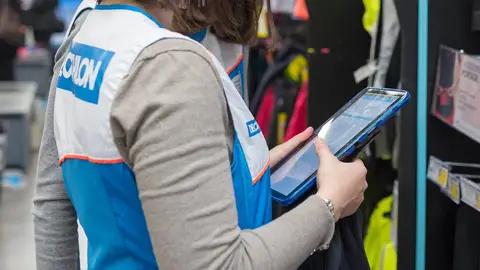 Trabajadora de Decathlon