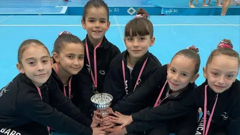 Equipo 'Torbellinas' con la medalla de plata